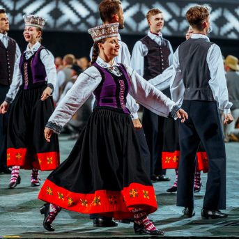 Deju lieluzvedums "Mūžīgais dzinējs" - Baltas ietrīsas mūsu sirdis no visa tā skaistuma, kas piedzīvots. Mums kopā, svinot latvietību, izdevies radīt neaizmirstamus Svētkus. Jo svētki esam mēs paši un cilvēki mums apkārt. Foto: Artūrs Vanags un Ilmārs Znotiņš, Jānis Pipars un Jānis Romanovskis (Latvijas Nacionālā kultūras centra arhīvs)