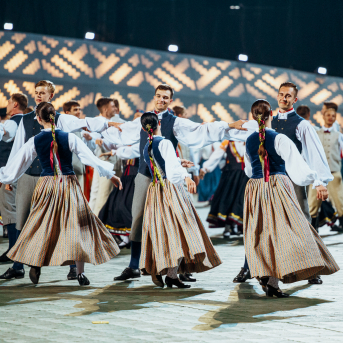 Deju lieluzvedums "Mūžīgais dzinējs" - Baltas ietrīsas mūsu sirdis no visa tā skaistuma, kas piedzīvots. Mums kopā, svinot latvietību, izdevies radīt neaizmirstamus Svētkus. Jo svētki esam mēs paši un cilvēki mums apkārt. Foto: Artūrs Vanags un Ilmārs Znotiņš, Jānis Pipars un Jānis Romanovskis (Latvijas Nacionālā kultūras centra arhīvs)