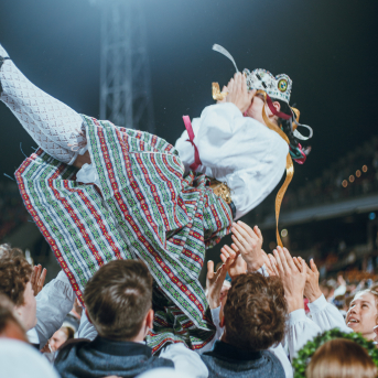 Deju lieluzvedums "Mūžīgais dzinējs" - Baltas ietrīsas mūsu sirdis no visa tā skaistuma, kas piedzīvots. Mums kopā, svinot latvietību, izdevies radīt neaizmirstamus Svētkus. Jo svētki esam mēs paši un cilvēki mums apkārt. Foto: Artūrs Vanags un Ilmārs Znotiņš, Jānis Pipars un Jānis Romanovskis (Latvijas Nacionālā kultūras centra arhīvs)