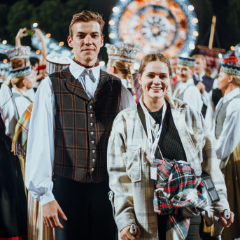 Deju lieluzvedums "Mūžīgais dzinējs" - Baltas ietrīsas mūsu sirdis no visa tā skaistuma, kas piedzīvots. Mums kopā, svinot latvietību, izdevies radīt neaizmirstamus Svētkus. Jo svētki esam mēs paši un cilvēki mums apkārt. Foto: Artūrs Vanags un Ilmārs Znotiņš, Jānis Pipars un Jānis Romanovskis (Latvijas Nacionālā kultūras centra arhīvs)