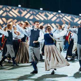 Deju lieluzvedums "Mūžīgais dzinējs" - Baltas ietrīsas mūsu sirdis no visa tā skaistuma, kas piedzīvots. Mums kopā, svinot latvietību, izdevies radīt neaizmirstamus Svētkus. Jo svētki esam mēs paši un cilvēki mums apkārt. Foto: Artūrs Vanags un Ilmārs Znotiņš, Jānis Pipars un Jānis Romanovskis (Latvijas Nacionālā kultūras centra arhīvs)