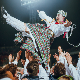 Deju lieluzvedums "Mūžīgais dzinējs" - Baltas ietrīsas mūsu sirdis no visa tā skaistuma, kas piedzīvots. Mums kopā, svinot latvietību, izdevies radīt neaizmirstamus Svētkus. Jo svētki esam mēs paši un cilvēki mums apkārt. Foto: Artūrs Vanags un Ilmārs Znotiņš, Jānis Pipars un Jānis Romanovskis (Latvijas Nacionālā kultūras centra arhīvs)