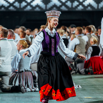 Deju lieluzvedums "Mūžīgais dzinējs" - Baltas ietrīsas mūsu sirdis no visa tā skaistuma, kas piedzīvots. Mums kopā, svinot latvietību, izdevies radīt neaizmirstamus Svētkus. Jo svētki esam mēs paši un cilvēki mums apkārt. Foto: Artūrs Vanags un Ilmārs Znotiņš, Jānis Pipars un Jānis Romanovskis (Latvijas Nacionālā kultūras centra arhīvs)