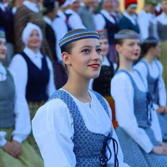 Deju lieluzvedums "Mūžīgais dzinējs" - Baltas ietrīsas mūsu sirdis no visa tā skaistuma, kas piedzīvots. Mums kopā, svinot latvietību, izdevies radīt neaizmirstamus Svētkus. Jo svētki esam mēs paši un cilvēki mums apkārt. Foto: Artūrs Vanags un Ilmārs Znotiņš, Jānis Pipars un Jānis Romanovskis (Latvijas Nacionālā kultūras centra arhīvs)