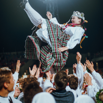 Deju lieluzvedums "Mūžīgais dzinējs" - Baltas ietrīsas mūsu sirdis no visa tā skaistuma, kas piedzīvots. Mums kopā, svinot latvietību, izdevies radīt neaizmirstamus Svētkus. Jo svētki esam mēs paši un cilvēki mums apkārt. Foto: Artūrs Vanags un Ilmārs Znotiņš, Jānis Pipars un Jānis Romanovskis (Latvijas Nacionālā kultūras centra arhīvs)