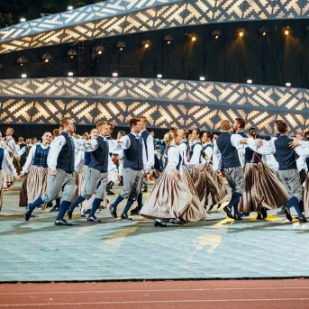 Deju lieluzvedums "Mūžīgais dzinējs" - Baltas ietrīsas mūsu sirdis no visa tā skaistuma, kas piedzīvots. Mums kopā, svinot latvietību, izdevies radīt neaizmirstamus Svētkus. Jo svētki esam mēs paši un cilvēki mums apkārt. Foto: Artūrs Vanags un Ilmārs Znotiņš, Jānis Pipars un Jānis Romanovskis (Latvijas Nacionālā kultūras centra arhīvs)