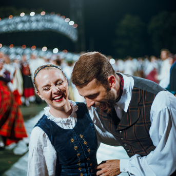 Deju lieluzvedums "Mūžīgais dzinējs" - Baltas ietrīsas mūsu sirdis no visa tā skaistuma, kas piedzīvots. Mums kopā, svinot latvietību, izdevies radīt neaizmirstamus Svētkus. Jo svētki esam mēs paši un cilvēki mums apkārt. Foto: Artūrs Vanags un Ilmārs Znotiņš, Jānis Pipars un Jānis Romanovskis (Latvijas Nacionālā kultūras centra arhīvs)