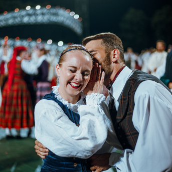 Deju lieluzvedums "Mūžīgais dzinējs" - Baltas ietrīsas mūsu sirdis no visa tā skaistuma, kas piedzīvots. Mums kopā, svinot latvietību, izdevies radīt neaizmirstamus Svētkus. Jo svētki esam mēs paši un cilvēki mums apkārt. Foto: Artūrs Vanags un Ilmārs Znotiņš, Jānis Pipars un Jānis Romanovskis (Latvijas Nacionālā kultūras centra arhīvs)