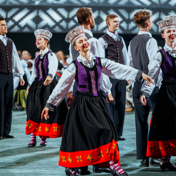 Deju lieluzvedums "Mūžīgais dzinējs" - Baltas ietrīsas mūsu sirdis no visa tā skaistuma, kas piedzīvots. Mums kopā, svinot latvietību, izdevies radīt neaizmirstamus Svētkus. Jo svētki esam mēs paši un cilvēki mums apkārt. Foto: Artūrs Vanags un Ilmārs Znotiņš, Jānis Pipars un Jānis Romanovskis (Latvijas Nacionālā kultūras centra arhīvs)