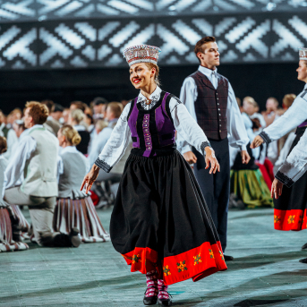 Deju lieluzvedums "Mūžīgais dzinējs" - Baltas ietrīsas mūsu sirdis no visa tā skaistuma, kas piedzīvots. Mums kopā, svinot latvietību, izdevies radīt neaizmirstamus Svētkus. Jo svētki esam mēs paši un cilvēki mums apkārt. Foto: Artūrs Vanags un Ilmārs Znotiņš, Jānis Pipars un Jānis Romanovskis (Latvijas Nacionālā kultūras centra arhīvs)