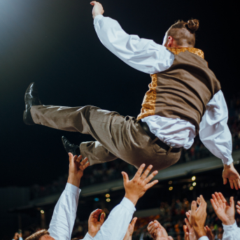 Deju lieluzvedums "Mūžīgais dzinējs" - Baltas ietrīsas mūsu sirdis no visa tā skaistuma, kas piedzīvots. Mums kopā, svinot latvietību, izdevies radīt neaizmirstamus Svētkus. Jo svētki esam mēs paši un cilvēki mums apkārt. Foto: Artūrs Vanags un Ilmārs Znotiņš, Jānis Pipars un Jānis Romanovskis (Latvijas Nacionālā kultūras centra arhīvs)