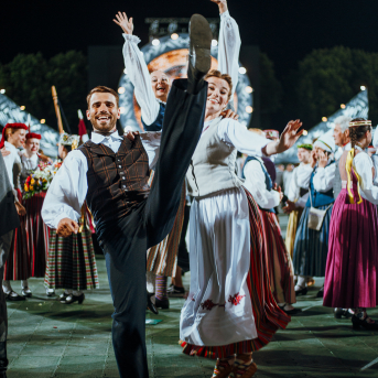 Deju lieluzvedums "Mūžīgais dzinējs" - Baltas ietrīsas mūsu sirdis no visa tā skaistuma, kas piedzīvots. Mums kopā, svinot latvietību, izdevies radīt neaizmirstamus Svētkus. Jo svētki esam mēs paši un cilvēki mums apkārt. Foto: Artūrs Vanags un Ilmārs Znotiņš, Jānis Pipars un Jānis Romanovskis (Latvijas Nacionālā kultūras centra arhīvs)