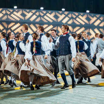 Deju lieluzvedums "Mūžīgais dzinējs" - Baltas ietrīsas mūsu sirdis no visa tā skaistuma, kas piedzīvots. Mums kopā, svinot latvietību, izdevies radīt neaizmirstamus Svētkus. Jo svētki esam mēs paši un cilvēki mums apkārt. Foto: Artūrs Vanags un Ilmārs Znotiņš, Jānis Pipars un Jānis Romanovskis (Latvijas Nacionālā kultūras centra arhīvs)