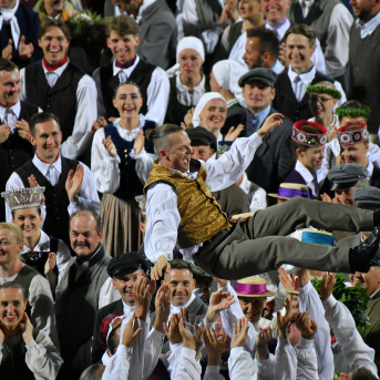 Deju lieluzvedums "Mūžīgais dzinējs" - Baltas ietrīsas mūsu sirdis no visa tā skaistuma, kas piedzīvots. Mums kopā, svinot latvietību, izdevies radīt neaizmirstamus Svētkus. Jo svētki esam mēs paši un cilvēki mums apkārt. Foto: Artūrs Vanags un Ilmārs Znotiņš, Jānis Pipars un Jānis Romanovskis (Latvijas Nacionālā kultūras centra arhīvs)