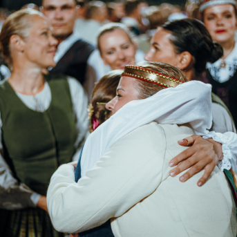 Deju lieluzvedums "Mūžīgais dzinējs" - Baltas ietrīsas mūsu sirdis no visa tā skaistuma, kas piedzīvots. Mums kopā, svinot latvietību, izdevies radīt neaizmirstamus Svētkus. Jo svētki esam mēs paši un cilvēki mums apkārt. Foto: Artūrs Vanags un Ilmārs Znotiņš, Jānis Pipars un Jānis Romanovskis (Latvijas Nacionālā kultūras centra arhīvs)