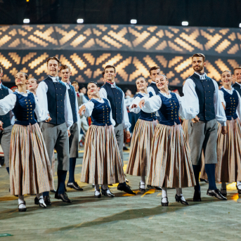 Deju lieluzvedums "Mūžīgais dzinējs" - Baltas ietrīsas mūsu sirdis no visa tā skaistuma, kas piedzīvots. Mums kopā, svinot latvietību, izdevies radīt neaizmirstamus Svētkus. Jo svētki esam mēs paši un cilvēki mums apkārt. Foto: Artūrs Vanags un Ilmārs Znotiņš, Jānis Pipars un Jānis Romanovskis (Latvijas Nacionālā kultūras centra arhīvs)