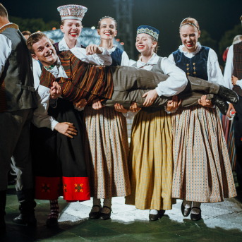 Deju lieluzvedums "Mūžīgais dzinējs" - Baltas ietrīsas mūsu sirdis no visa tā skaistuma, kas piedzīvots. Mums kopā, svinot latvietību, izdevies radīt neaizmirstamus Svētkus. Jo svētki esam mēs paši un cilvēki mums apkārt. Foto: Artūrs Vanags un Ilmārs Znotiņš, Jānis Pipars un Jānis Romanovskis (Latvijas Nacionālā kultūras centra arhīvs)