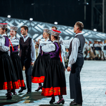 Deju lieluzvedums "Mūžīgais dzinējs" - Baltas ietrīsas mūsu sirdis no visa tā skaistuma, kas piedzīvots. Mums kopā, svinot latvietību, izdevies radīt neaizmirstamus Svētkus. Jo svētki esam mēs paši un cilvēki mums apkārt. Foto: Artūrs Vanags un Ilmārs Znotiņš, Jānis Pipars un Jānis Romanovskis (Latvijas Nacionālā kultūras centra arhīvs)