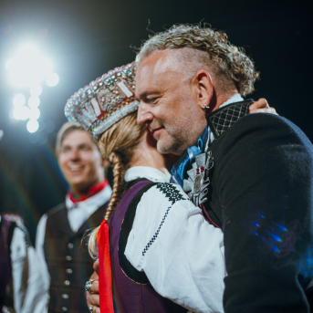 Deju lieluzvedums "Mūžīgais dzinējs" - Baltas ietrīsas mūsu sirdis no visa tā skaistuma, kas piedzīvots. Mums kopā, svinot latvietību, izdevies radīt neaizmirstamus Svētkus. Jo svētki esam mēs paši un cilvēki mums apkārt. Foto: Artūrs Vanags un Ilmārs Znotiņš, Jānis Pipars un Jānis Romanovskis (Latvijas Nacionālā kultūras centra arhīvs)