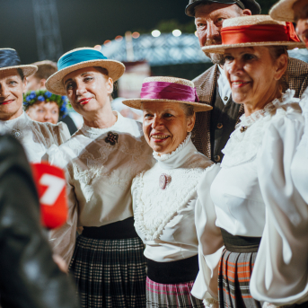 Deju lieluzvedums "Mūžīgais dzinējs" - Baltas ietrīsas mūsu sirdis no visa tā skaistuma, kas piedzīvots. Mums kopā, svinot latvietību, izdevies radīt neaizmirstamus Svētkus. Jo svētki esam mēs paši un cilvēki mums apkārt. Foto: Artūrs Vanags un Ilmārs Znotiņš, Jānis Pipars un Jānis Romanovskis (Latvijas Nacionālā kultūras centra arhīvs)