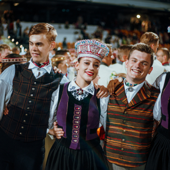 Deju lieluzvedums "Mūžīgais dzinējs" - Baltas ietrīsas mūsu sirdis no visa tā skaistuma, kas piedzīvots. Mums kopā, svinot latvietību, izdevies radīt neaizmirstamus Svētkus. Jo svētki esam mēs paši un cilvēki mums apkārt. Foto: Artūrs Vanags un Ilmārs Znotiņš, Jānis Pipars un Jānis Romanovskis (Latvijas Nacionālā kultūras centra arhīvs)