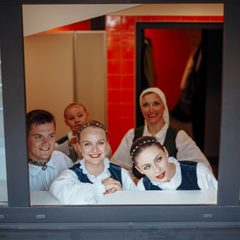 Deju lieluzvedums "Mūžīgais dzinējs" - Baltas ietrīsas mūsu sirdis no visa tā skaistuma, kas piedzīvots. Mums kopā, svinot latvietību, izdevies radīt neaizmirstamus Svētkus. Jo svētki esam mēs paši un cilvēki mums apkārt. Foto: Artūrs Vanags un Ilmārs Znotiņš, Jānis Pipars un Jānis Romanovskis (Latvijas Nacionālā kultūras centra arhīvs)