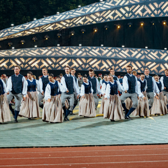 Deju lieluzvedums "Mūžīgais dzinējs" - Baltas ietrīsas mūsu sirdis no visa tā skaistuma, kas piedzīvots. Mums kopā, svinot latvietību, izdevies radīt neaizmirstamus Svētkus. Jo svētki esam mēs paši un cilvēki mums apkārt. Foto: Artūrs Vanags un Ilmārs Znotiņš, Jānis Pipars un Jānis Romanovskis (Latvijas Nacionālā kultūras centra arhīvs)