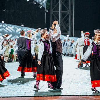 Deju lieluzvedums "Mūžīgais dzinējs" - Baltas ietrīsas mūsu sirdis no visa tā skaistuma, kas piedzīvots. Mums kopā, svinot latvietību, izdevies radīt neaizmirstamus Svētkus. Jo svētki esam mēs paši un cilvēki mums apkārt. Foto: Artūrs Vanags un Ilmārs Znotiņš, Jānis Pipars un Jānis Romanovskis (Latvijas Nacionālā kultūras centra arhīvs)