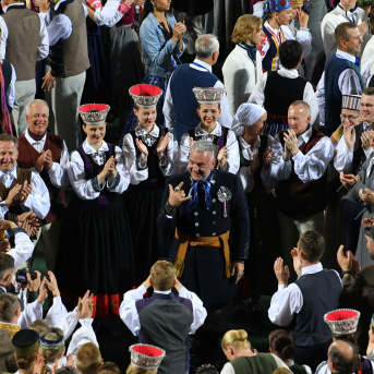 Deju lieluzvedums "Mūžīgais dzinējs" - Baltas ietrīsas mūsu sirdis no visa tā skaistuma, kas piedzīvots. Mums kopā, svinot latvietību, izdevies radīt neaizmirstamus Svētkus. Jo svētki esam mēs paši un cilvēki mums apkārt. Foto: Artūrs Vanags un Ilmārs Znotiņš, Jānis Pipars un Jānis Romanovskis (Latvijas Nacionālā kultūras centra arhīvs)