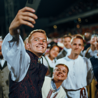 Deju lieluzvedums "Mūžīgais dzinējs" - Baltas ietrīsas mūsu sirdis no visa tā skaistuma, kas piedzīvots. Mums kopā, svinot latvietību, izdevies radīt neaizmirstamus Svētkus. Jo svētki esam mēs paši un cilvēki mums apkārt. Foto: Artūrs Vanags un Ilmārs Znotiņš, Jānis Pipars un Jānis Romanovskis (Latvijas Nacionālā kultūras centra arhīvs)