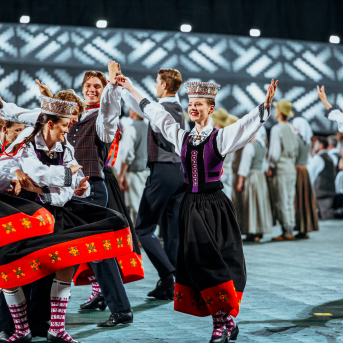 Deju lieluzvedums "Mūžīgais dzinējs" - Baltas ietrīsas mūsu sirdis no visa tā skaistuma, kas piedzīvots. Mums kopā, svinot latvietību, izdevies radīt neaizmirstamus Svētkus. Jo svētki esam mēs paši un cilvēki mums apkārt. Foto: Artūrs Vanags un Ilmārs Znotiņš, Jānis Pipars un Jānis Romanovskis (Latvijas Nacionālā kultūras centra arhīvs)