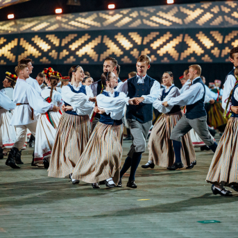 Deju lieluzvedums "Mūžīgais dzinējs" - Baltas ietrīsas mūsu sirdis no visa tā skaistuma, kas piedzīvots. Mums kopā, svinot latvietību, izdevies radīt neaizmirstamus Svētkus. Jo svētki esam mēs paši un cilvēki mums apkārt. Foto: Artūrs Vanags un Ilmārs Znotiņš, Jānis Pipars un Jānis Romanovskis (Latvijas Nacionālā kultūras centra arhīvs)