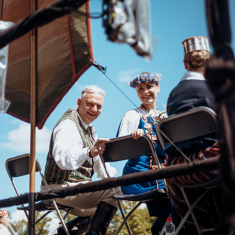 Deju lieluzvedums "Mūžīgais dzinējs" - Baltas ietrīsas mūsu sirdis no visa tā skaistuma, kas piedzīvots. Mums kopā, svinot latvietību, izdevies radīt neaizmirstamus Svētkus. Jo svētki esam mēs paši un cilvēki mums apkārt. Foto: Artūrs Vanags un Ilmārs Znotiņš, Jānis Pipars un Jānis Romanovskis (Latvijas Nacionālā kultūras centra arhīvs)