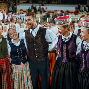 Deju lieluzvedums "Mūžīgais dzinējs" - Baltas ietrīsas mūsu sirdis no visa tā skaistuma, kas piedzīvots. Mums kopā, svinot latvietību, izdevies radīt neaizmirstamus Svētkus. Jo svētki esam mēs paši un cilvēki mums apkārt. Foto: Artūrs Vanags un Ilmārs Znotiņš, Jānis Pipars un Jānis Romanovskis (Latvijas Nacionālā kultūras centra arhīvs)