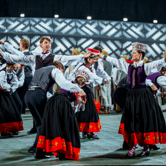 Deju lieluzvedums "Mūžīgais dzinējs" - Baltas ietrīsas mūsu sirdis no visa tā skaistuma, kas piedzīvots. Mums kopā, svinot latvietību, izdevies radīt neaizmirstamus Svētkus. Jo svētki esam mēs paši un cilvēki mums apkārt. Foto: Artūrs Vanags un Ilmārs Znotiņš, Jānis Pipars un Jānis Romanovskis (Latvijas Nacionālā kultūras centra arhīvs)