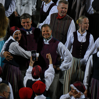 Deju lieluzvedums "Mūžīgais dzinējs" - Baltas ietrīsas mūsu sirdis no visa tā skaistuma, kas piedzīvots. Mums kopā, svinot latvietību, izdevies radīt neaizmirstamus Svētkus. Jo svētki esam mēs paši un cilvēki mums apkārt. Foto: Artūrs Vanags un Ilmārs Znotiņš, Jānis Pipars un Jānis Romanovskis (Latvijas Nacionālā kultūras centra arhīvs)