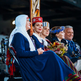 Deju lieluzvedums "Mūžīgais dzinējs" - Baltas ietrīsas mūsu sirdis no visa tā skaistuma, kas piedzīvots. Mums kopā, svinot latvietību, izdevies radīt neaizmirstamus Svētkus. Jo svētki esam mēs paši un cilvēki mums apkārt. Foto: Artūrs Vanags un Ilmārs Znotiņš, Jānis Pipars un Jānis Romanovskis (Latvijas Nacionālā kultūras centra arhīvs)