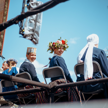 Deju lieluzvedums "Mūžīgais dzinējs" - Baltas ietrīsas mūsu sirdis no visa tā skaistuma, kas piedzīvots. Mums kopā, svinot latvietību, izdevies radīt neaizmirstamus Svētkus. Jo svētki esam mēs paši un cilvēki mums apkārt. Foto: Artūrs Vanags un Ilmārs Znotiņš, Jānis Pipars un Jānis Romanovskis (Latvijas Nacionālā kultūras centra arhīvs)