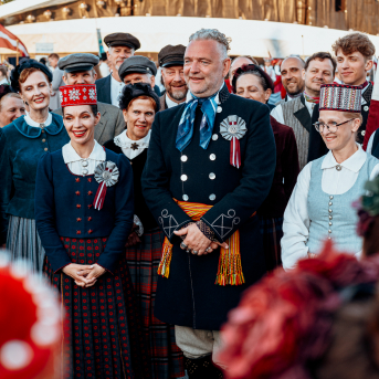 Deju lieluzvedums "Mūžīgais dzinējs" - Baltas ietrīsas mūsu sirdis no visa tā skaistuma, kas piedzīvots. Mums kopā, svinot latvietību, izdevies radīt neaizmirstamus Svētkus. Jo svētki esam mēs paši un cilvēki mums apkārt. Foto: Artūrs Vanags un Ilmārs Znotiņš, Jānis Pipars un Jānis Romanovskis (Latvijas Nacionālā kultūras centra arhīvs)