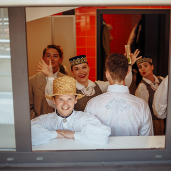 Deju lieluzvedums "Mūžīgais dzinējs" - Baltas ietrīsas mūsu sirdis no visa tā skaistuma, kas piedzīvots. Mums kopā, svinot latvietību, izdevies radīt neaizmirstamus Svētkus. Jo svētki esam mēs paši un cilvēki mums apkārt. Foto: Artūrs Vanags un Ilmārs Znotiņš, Jānis Pipars un Jānis Romanovskis (Latvijas Nacionālā kultūras centra arhīvs)