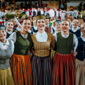 Deju lieluzvedums "Mūžīgais dzinējs" - Baltas ietrīsas mūsu sirdis no visa tā skaistuma, kas piedzīvots. Mums kopā, svinot latvietību, izdevies radīt neaizmirstamus Svētkus. Jo svētki esam mēs paši un cilvēki mums apkārt. Foto: Artūrs Vanags un Ilmārs Znotiņš, Jānis Pipars un Jānis Romanovskis (Latvijas Nacionālā kultūras centra arhīvs)