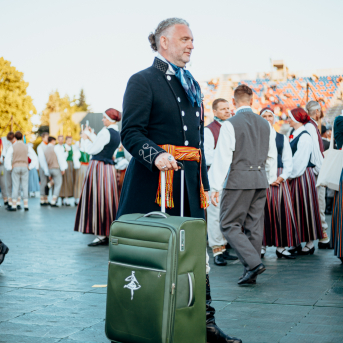 Deju lieluzvedums "Mūžīgais dzinējs" - Baltas ietrīsas mūsu sirdis no visa tā skaistuma, kas piedzīvots. Mums kopā, svinot latvietību, izdevies radīt neaizmirstamus Svētkus. Jo svētki esam mēs paši un cilvēki mums apkārt. Foto: Artūrs Vanags un Ilmārs Znotiņš, Jānis Pipars un Jānis Romanovskis (Latvijas Nacionālā kultūras centra arhīvs)