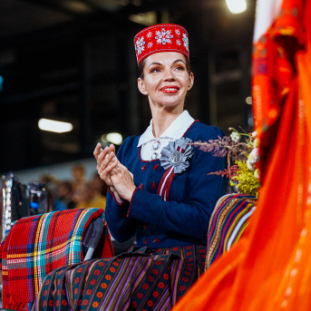 Deju lieluzvedums "Mūžīgais dzinējs" - Baltas ietrīsas mūsu sirdis no visa tā skaistuma, kas piedzīvots. Mums kopā, svinot latvietību, izdevies radīt neaizmirstamus Svētkus. Jo svētki esam mēs paši un cilvēki mums apkārt. Foto: Artūrs Vanags un Ilmārs Znotiņš, Jānis Pipars un Jānis Romanovskis (Latvijas Nacionālā kultūras centra arhīvs)