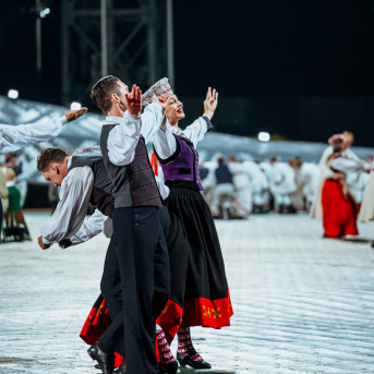 Deju lieluzvedums "Mūžīgais dzinējs" - Baltas ietrīsas mūsu sirdis no visa tā skaistuma, kas piedzīvots. Mums kopā, svinot latvietību, izdevies radīt neaizmirstamus Svētkus. Jo svētki esam mēs paši un cilvēki mums apkārt. Foto: Artūrs Vanags un Ilmārs Znotiņš, Jānis Pipars un Jānis Romanovskis (Latvijas Nacionālā kultūras centra arhīvs)
