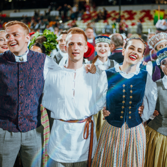 Deju lieluzvedums "Mūžīgais dzinējs" - Baltas ietrīsas mūsu sirdis no visa tā skaistuma, kas piedzīvots. Mums kopā, svinot latvietību, izdevies radīt neaizmirstamus Svētkus. Jo svētki esam mēs paši un cilvēki mums apkārt. Foto: Artūrs Vanags un Ilmārs Znotiņš, Jānis Pipars un Jānis Romanovskis (Latvijas Nacionālā kultūras centra arhīvs)