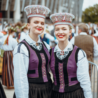 Deju lieluzvedums "Mūžīgais dzinējs" - Baltas ietrīsas mūsu sirdis no visa tā skaistuma, kas piedzīvots. Mums kopā, svinot latvietību, izdevies radīt neaizmirstamus Svētkus. Jo svētki esam mēs paši un cilvēki mums apkārt. Foto: Artūrs Vanags un Ilmārs Znotiņš, Jānis Pipars un Jānis Romanovskis (Latvijas Nacionālā kultūras centra arhīvs)