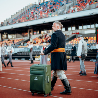 Deju lieluzvedums "Mūžīgais dzinējs" - Baltas ietrīsas mūsu sirdis no visa tā skaistuma, kas piedzīvots. Mums kopā, svinot latvietību, izdevies radīt neaizmirstamus Svētkus. Jo svētki esam mēs paši un cilvēki mums apkārt. Foto: Artūrs Vanags un Ilmārs Znotiņš, Jānis Pipars un Jānis Romanovskis (Latvijas Nacionālā kultūras centra arhīvs)