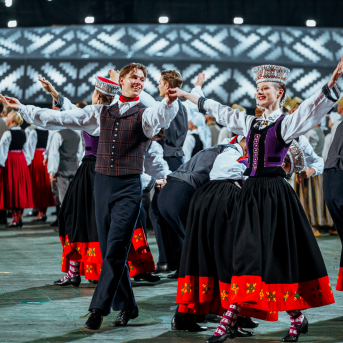 Deju lieluzvedums "Mūžīgais dzinējs" - Baltas ietrīsas mūsu sirdis no visa tā skaistuma, kas piedzīvots. Mums kopā, svinot latvietību, izdevies radīt neaizmirstamus Svētkus. Jo svētki esam mēs paši un cilvēki mums apkārt. Foto: Artūrs Vanags un Ilmārs Znotiņš, Jānis Pipars un Jānis Romanovskis (Latvijas Nacionālā kultūras centra arhīvs)