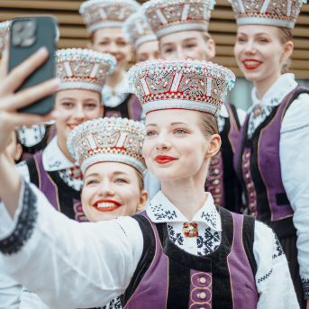 Deju lieluzvedums "Mūžīgais dzinējs" - Baltas ietrīsas mūsu sirdis no visa tā skaistuma, kas piedzīvots. Mums kopā, svinot latvietību, izdevies radīt neaizmirstamus Svētkus. Jo svētki esam mēs paši un cilvēki mums apkārt. Foto: Artūrs Vanags un Ilmārs Znotiņš, Jānis Pipars un Jānis Romanovskis (Latvijas Nacionālā kultūras centra arhīvs)