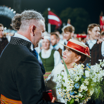 Deju lieluzvedums "Mūžīgais dzinējs" - Baltas ietrīsas mūsu sirdis no visa tā skaistuma, kas piedzīvots. Mums kopā, svinot latvietību, izdevies radīt neaizmirstamus Svētkus. Jo svētki esam mēs paši un cilvēki mums apkārt. Foto: Artūrs Vanags un Ilmārs Znotiņš, Jānis Pipars un Jānis Romanovskis (Latvijas Nacionālā kultūras centra arhīvs)